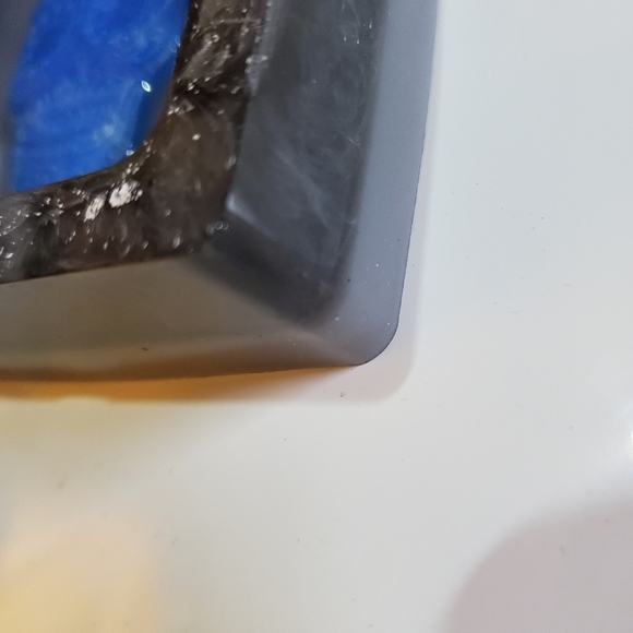 Resin ashtray - Picture 3 of 4